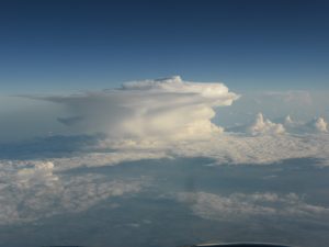 Im Wetterbericht würde es schon mal erklärt: die Gewitterwolke "Amboss", hier klasse zu sehen.