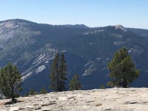 Blick auf den South Rim des Valleys mit Glacier Point und rechts oben der Kuppe = Sentinel Dome.