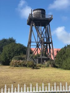 Alle paar Meter findet man diese Konstruktionen (Wassertürme?)