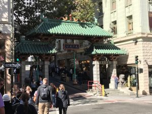 Das Tor symbolisiert den Eingang nach Chinatown, zumindest für die Touris...