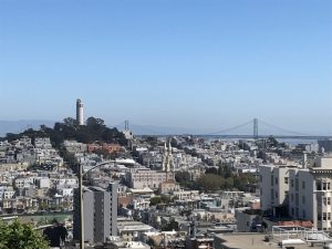 Immer wieder ein klasse Motiv: Coit Tower, rechts die Bay Bridge.