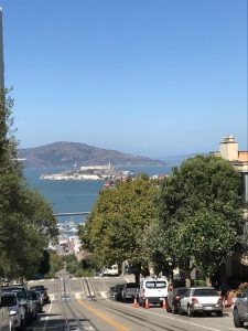 Blick auf Alcatraz und dahinter Angel Island, man sieht hier mal, wie steil es da runter geht.