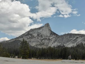 Und darüber thront der Cathedral Peek mit seinen 3.300 m...